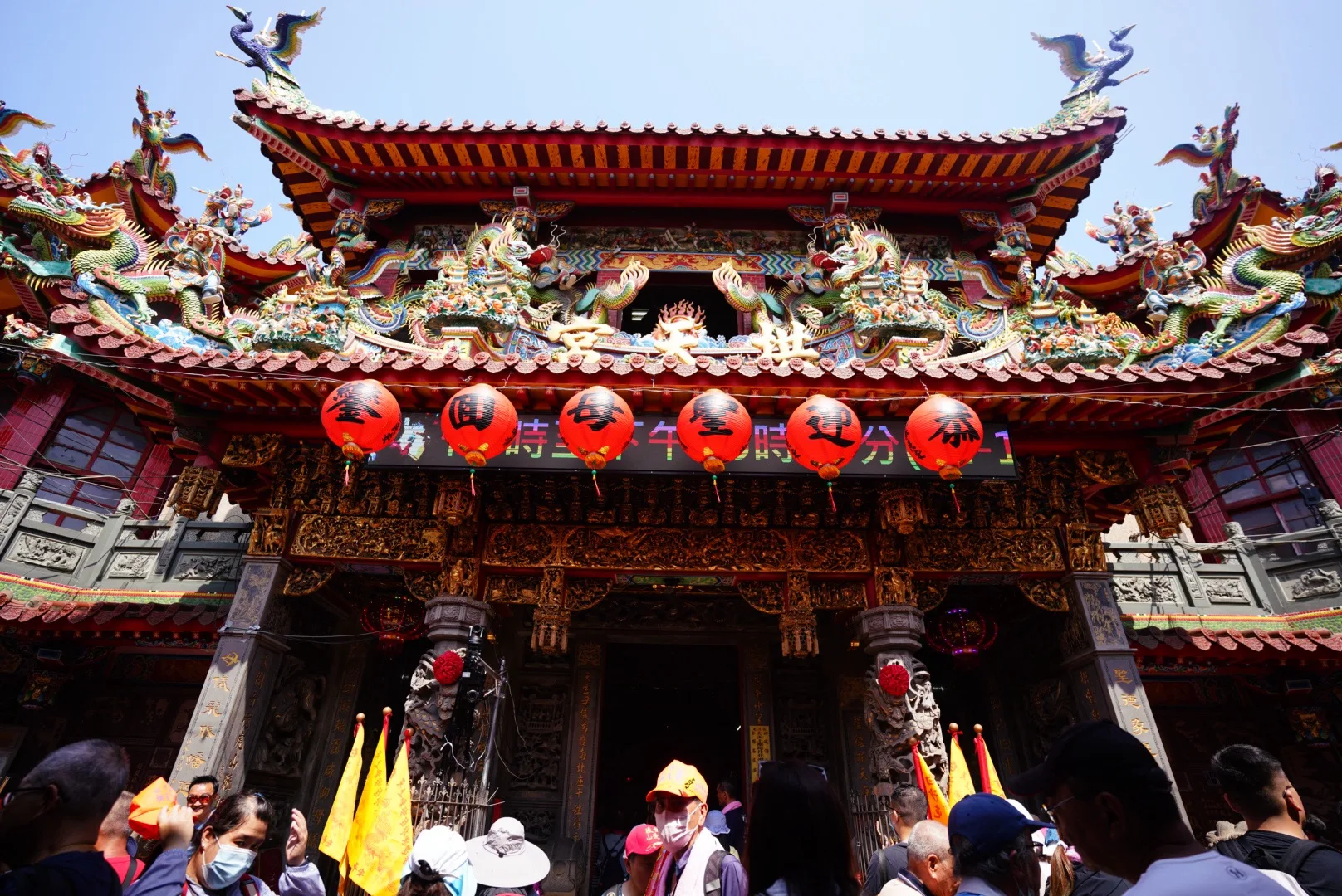 白沙屯媽祖今天下午回鑾，拱天宮上午人潮絡繹不絕。范修語攝