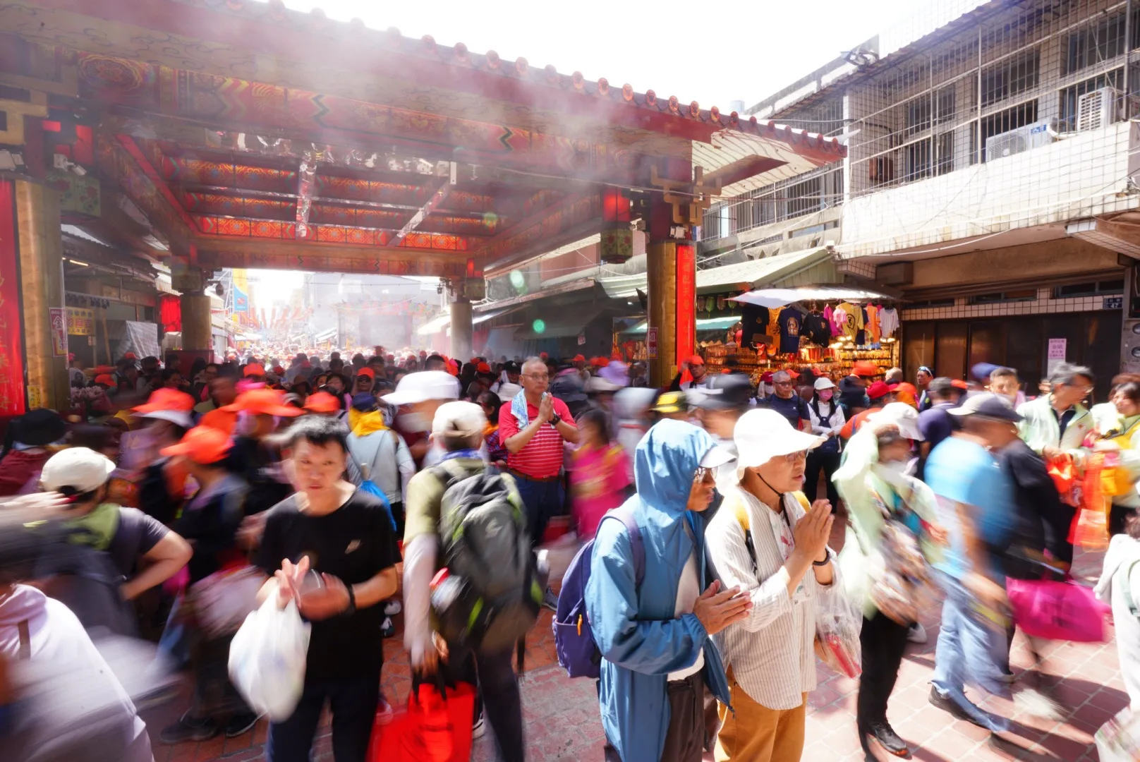 白沙屯媽祖今天下午回鑾，拱天宮上午人潮絡繹不絕。范修語攝