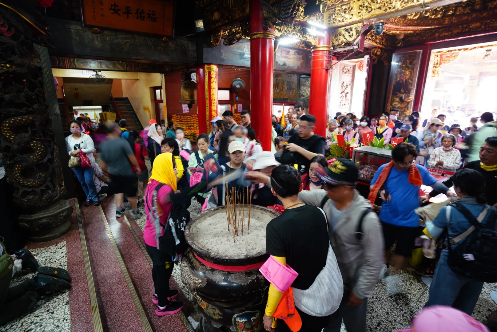 白沙屯媽祖今天下午回鑾，拱天宮上午人潮絡繹不絕。范修語攝