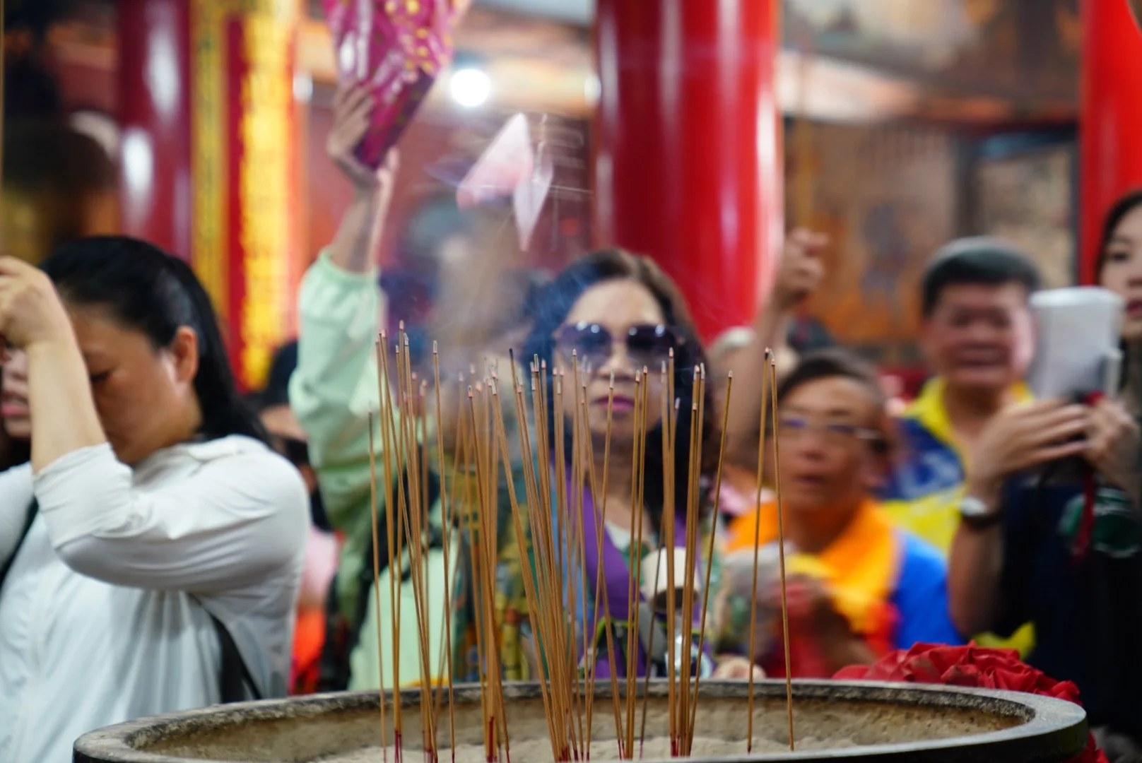 不少信眾上午即來到白沙屯拱天宮參拜。范修語攝