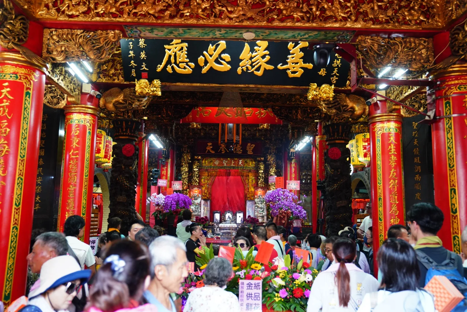 白沙屯媽祖今天下午回鑾，拱天宮上午人潮絡繹不絕。范修語攝