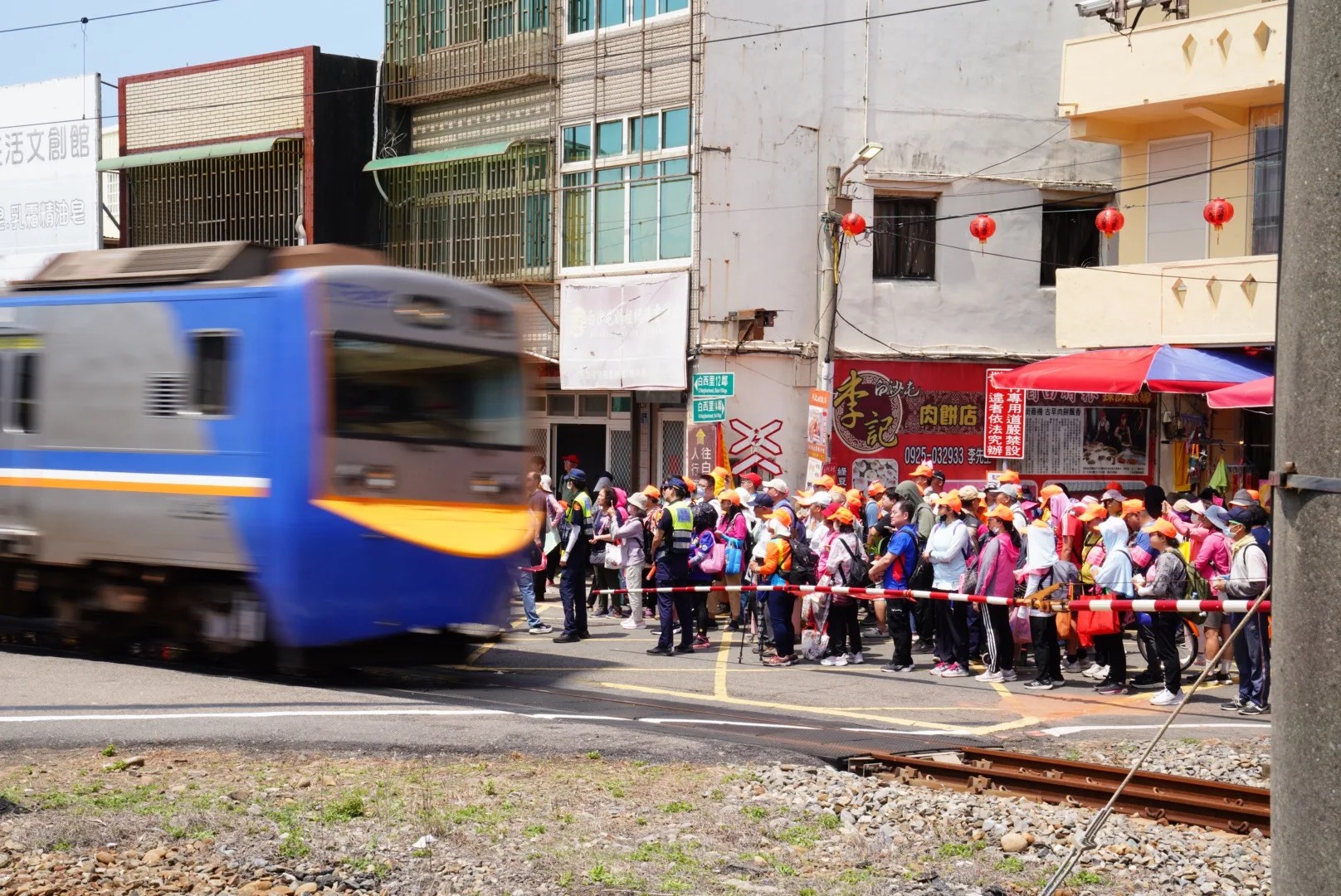白沙屯車站沿線已經擠滿了香燈腳與信眾。范修語攝
