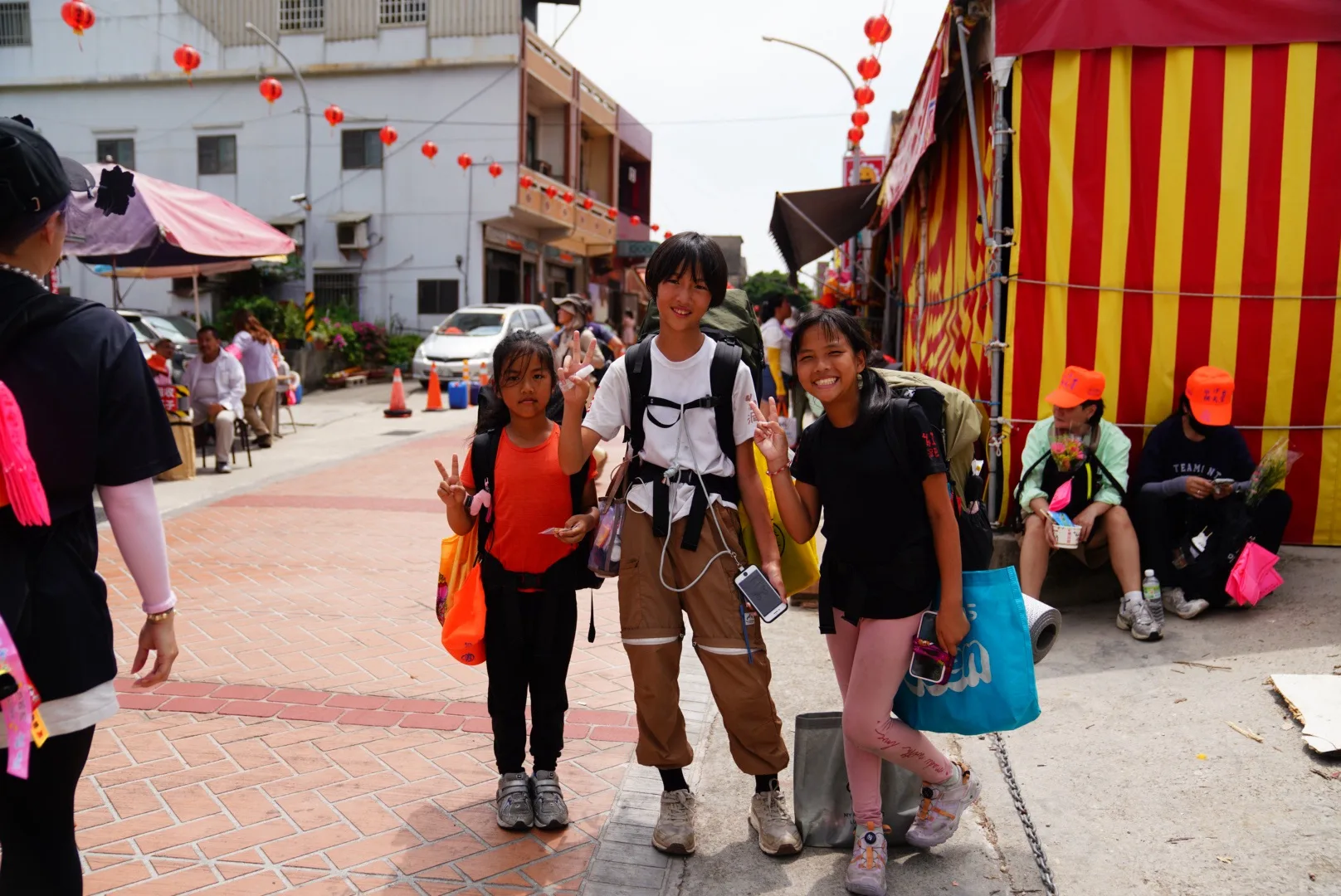 張濰晅（中）、曾驥（左）、黃艾忻（右）都是來自台中紅泥巴自學團的學生。范修語攝