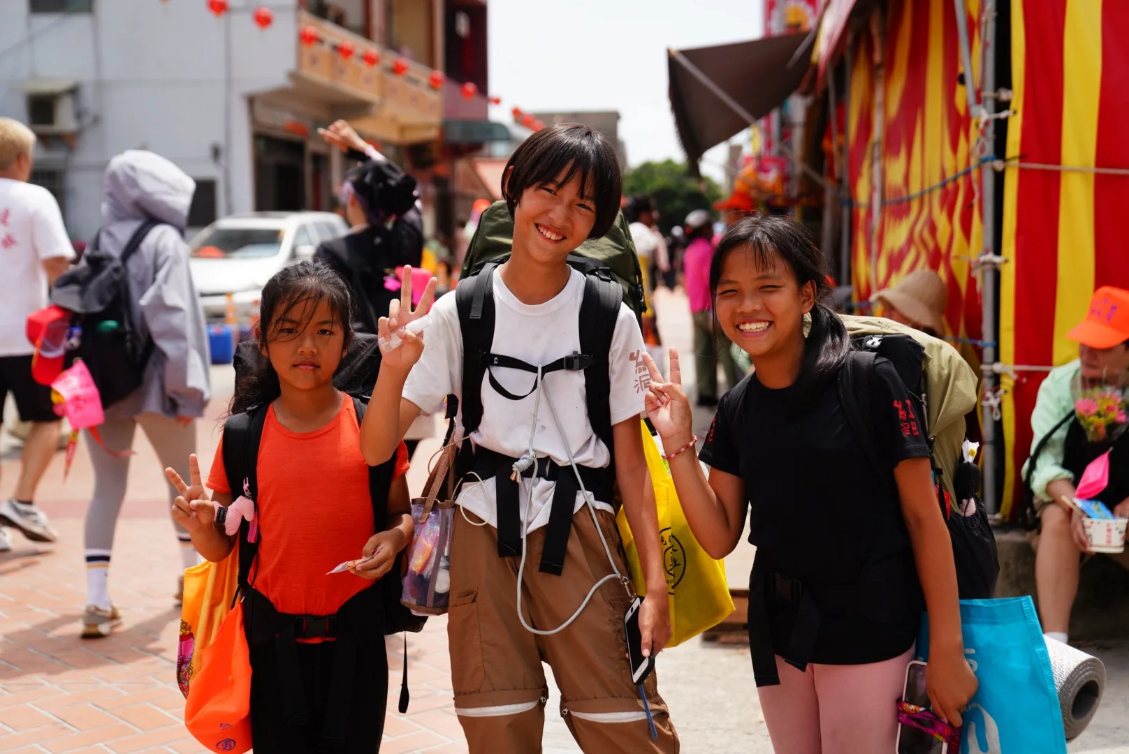 張濰晅（中）、曾驥（左）、黃艾忻（右）都是來自台中紅泥巴自學團的學生。范修語攝