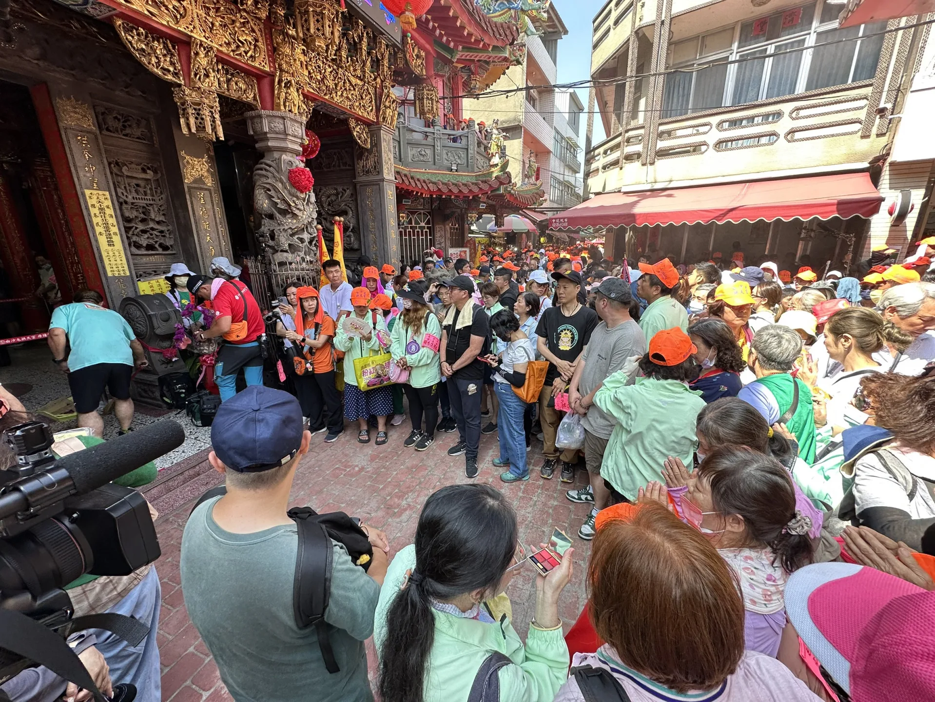 不到下午2點，拱天宮前已有大批信眾卡位。范修語攝