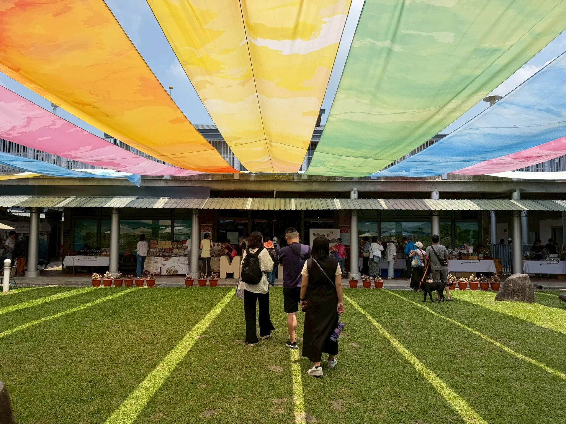 美濃客家文物館食農市集，現場遊客絡繹不絕。高雄市客委會提供