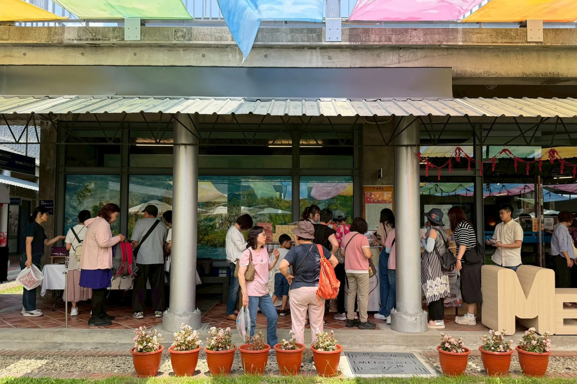 美濃客家文物館食農市集，現場遊客與店家互動熱烈。高雄市客委會提供