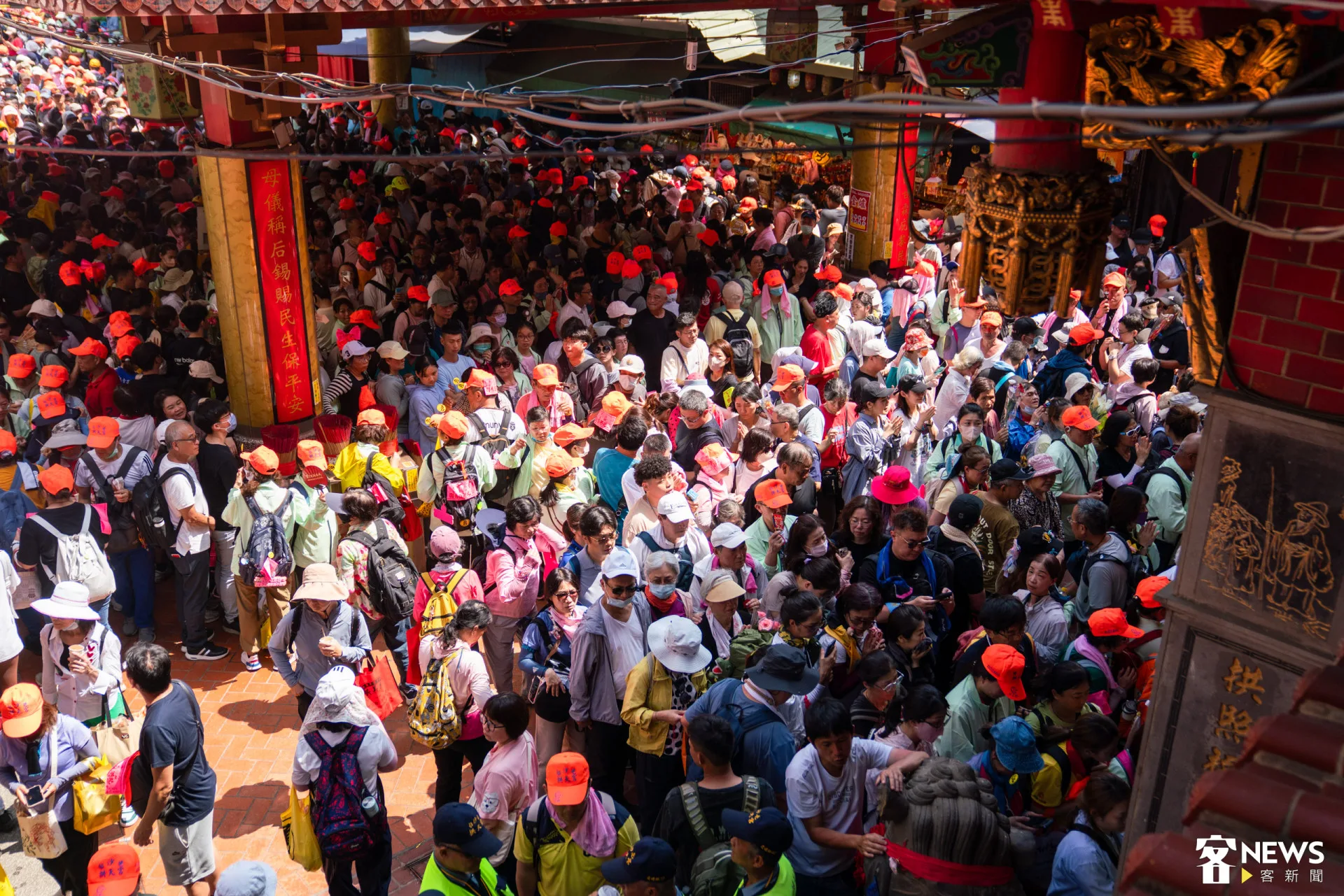 白沙屯拱天宮前擠滿香燈腳。范修語攝