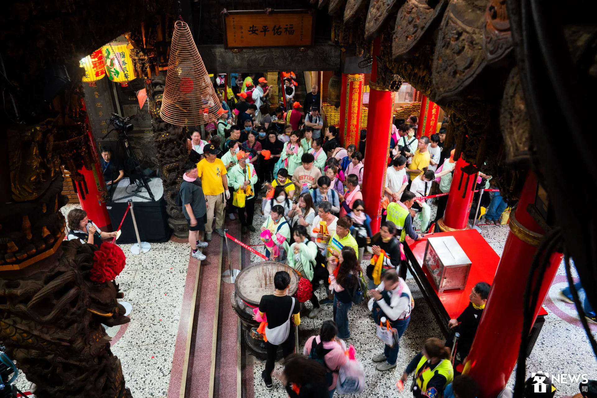 香燈腳於媽祖回鑾前先來拱天宮參拜。范修語攝