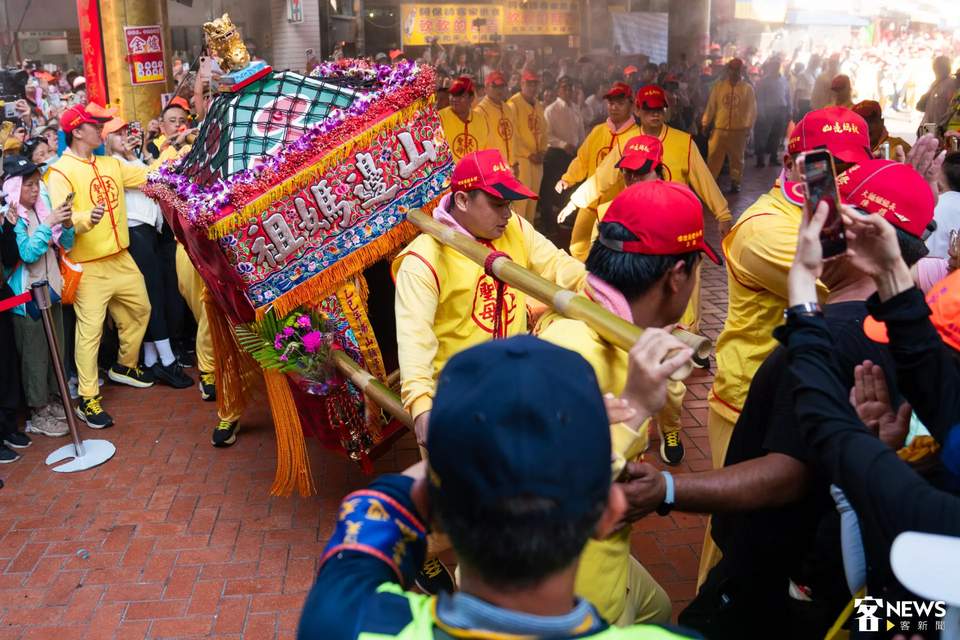 山邊媽祖來到拱天宮前致敬，而後就返回自己的媽祖廟。范修語攝