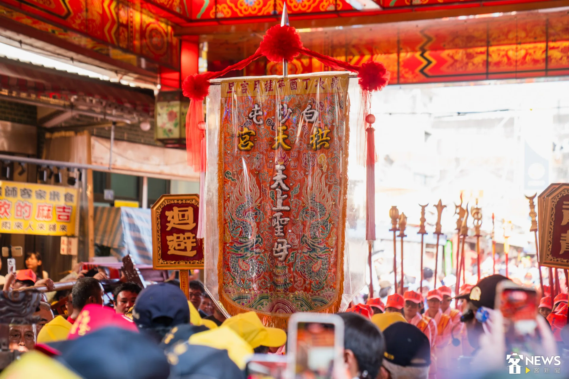 白沙屯媽祖回鑾三十六執事。范修語攝