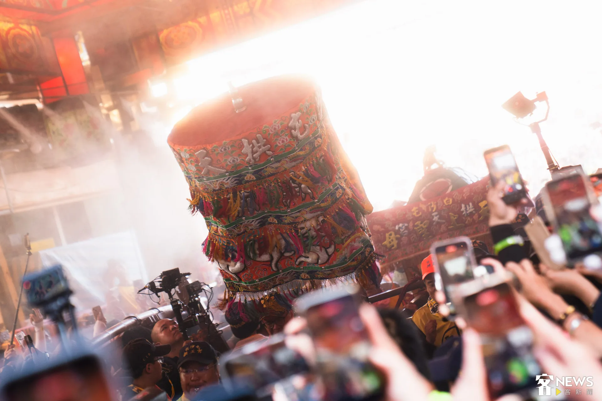 白沙屯媽祖回鑾聚集破萬民香燈腳，為一睹媽祖風采。范修語攝