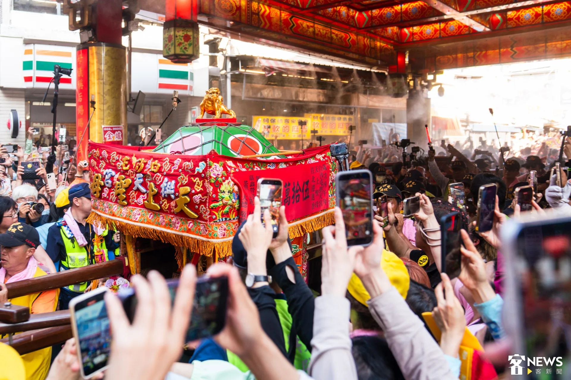 白沙屯媽祖被眾信眾簇擁回鑾。范修語攝