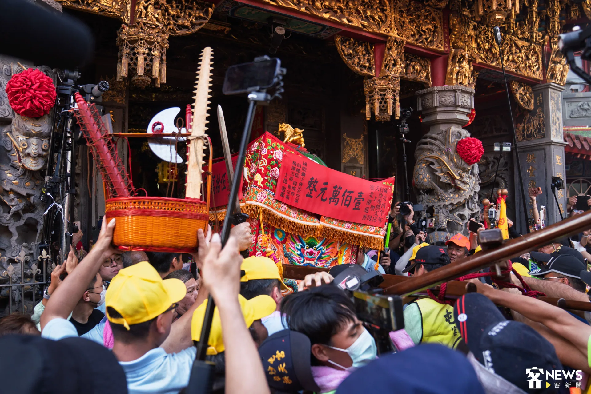 白沙屯媽祖被眾信眾簇擁回鑾。范修語攝