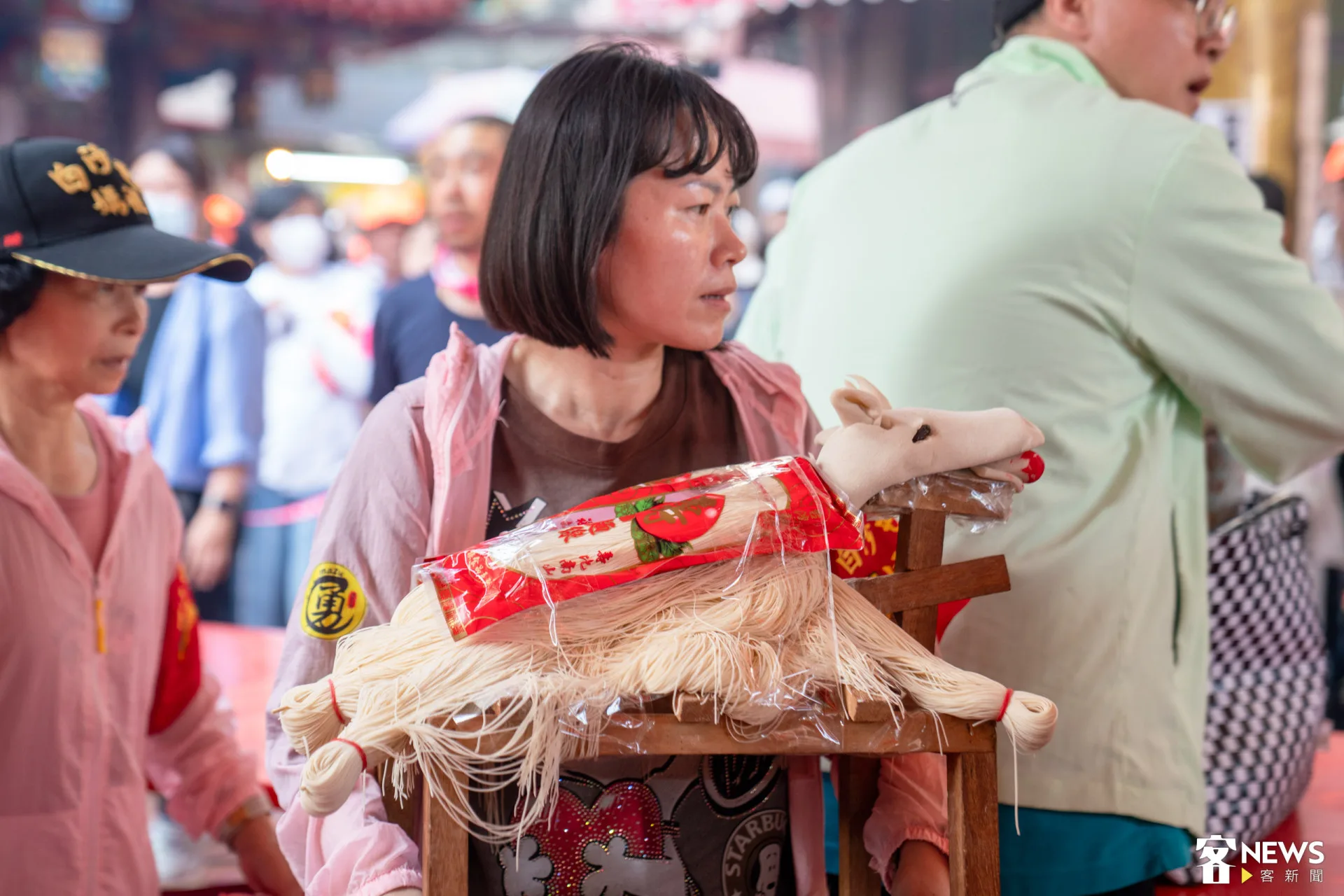 白沙屯媽祖回鑾後，宮外拜亭下信徒開始準備拜天公用品。范修語攝