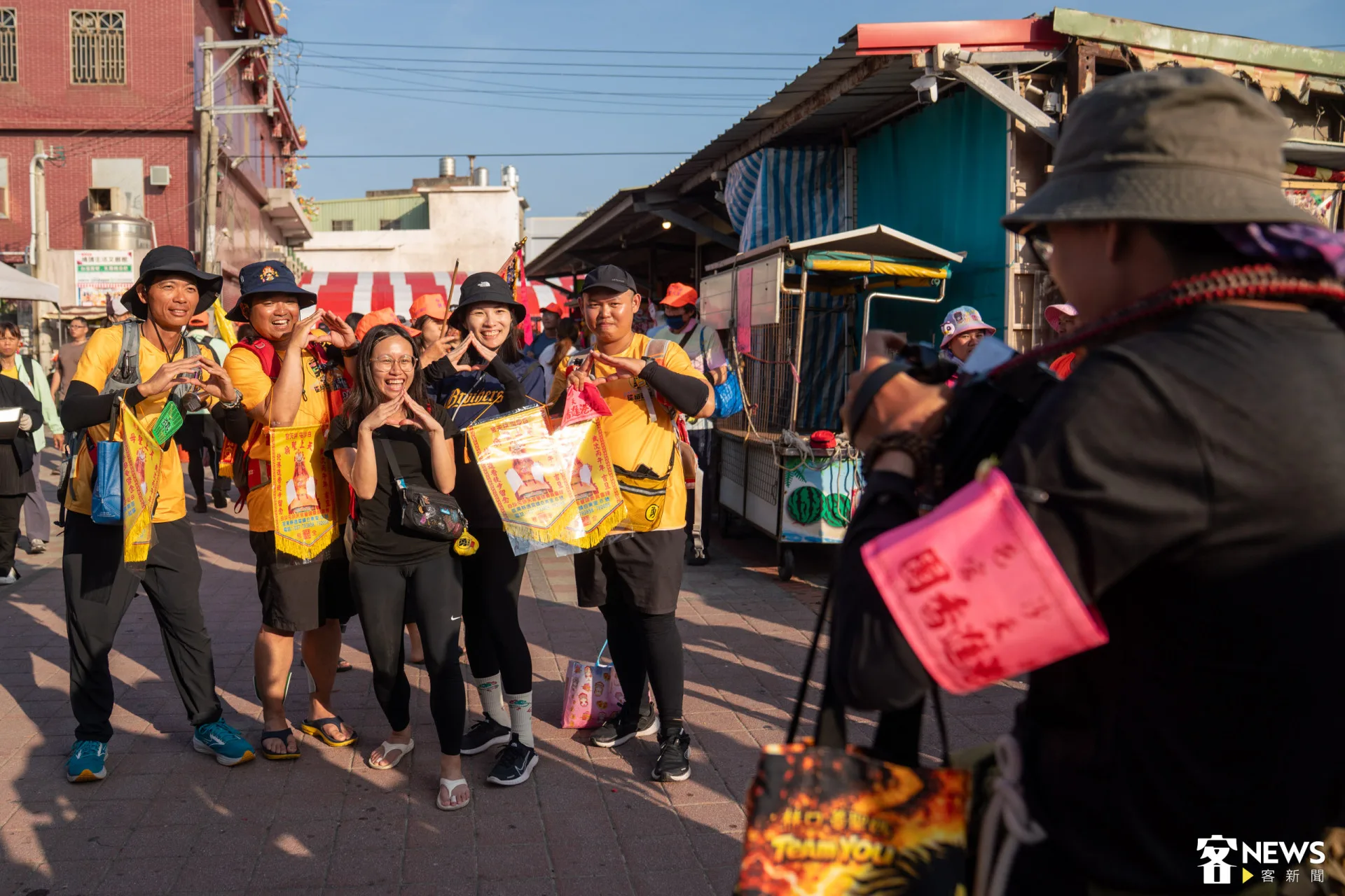 右1余凱斌、左2林稚俊皆為馬來西亞人，兩人從5年前開始與媽祖結緣，每年都參與白沙屯媽祖進香。范修語攝