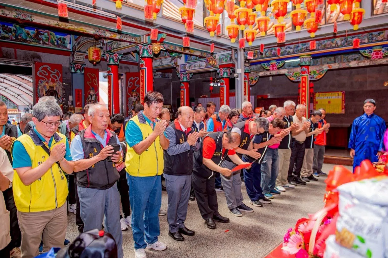 平鎮褒忠祠義民廟建廟235周年，眾人虔誠參拜。褒忠祠管理人張玉燕提供