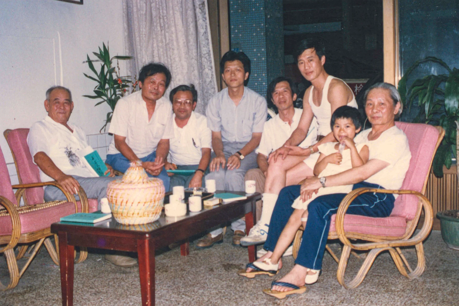 這些都是客家研究的學者，鍾肇政（右一）跟他的外孫女、張致遠（右二）、黃卓權（右三）、林桂庭（左一）、黃榮洛（左二）、陳運棟（左三）、楊國鑫（左四）。1988，鍾老家，楊國鑫提供