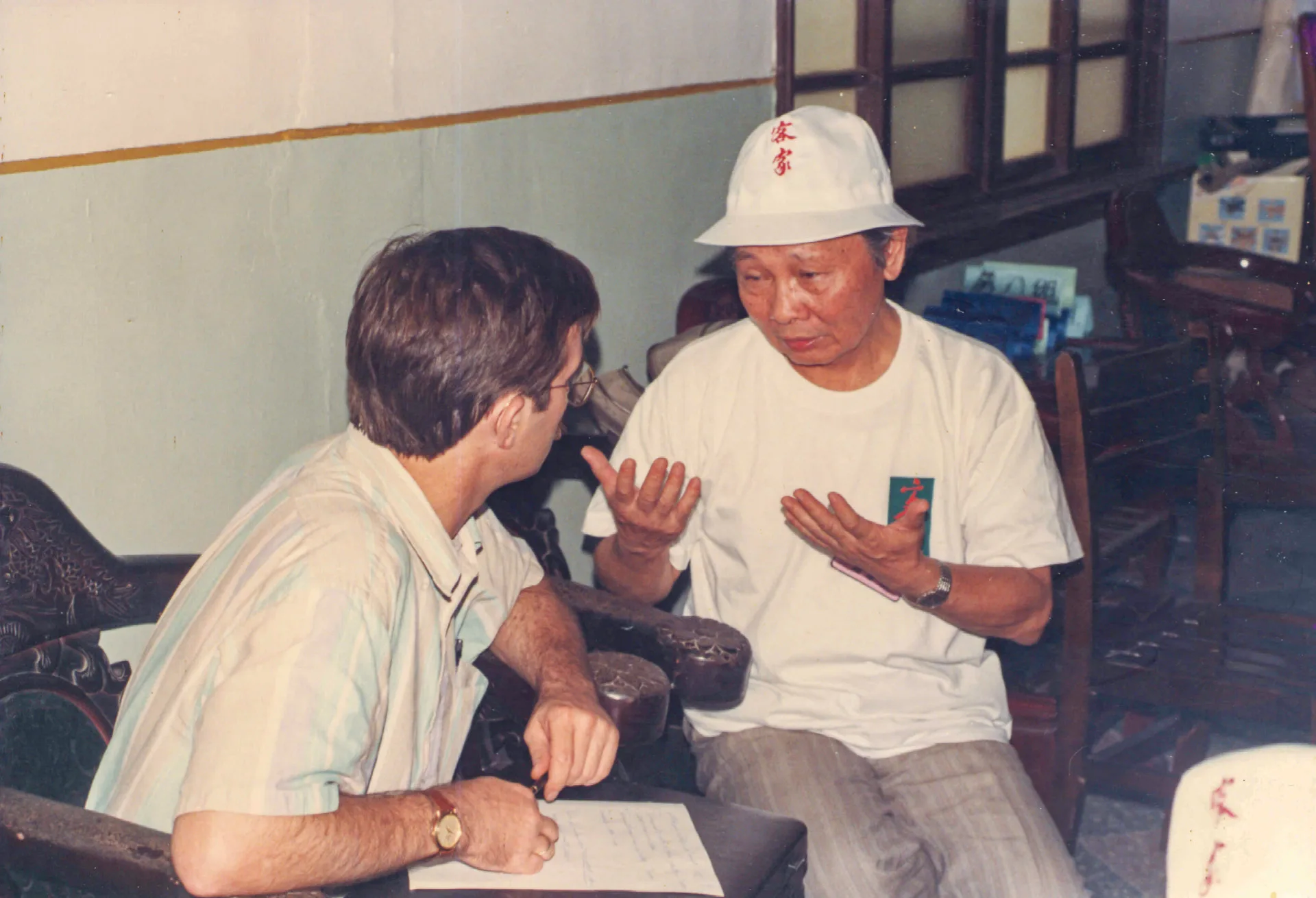 客家夏令營的營主任鍾鍾肇政（右）與美國維吉尼亞州立大學人類學者馬治傑（左）討論客家運動。1991，新埔義民廟，楊國鑫攝