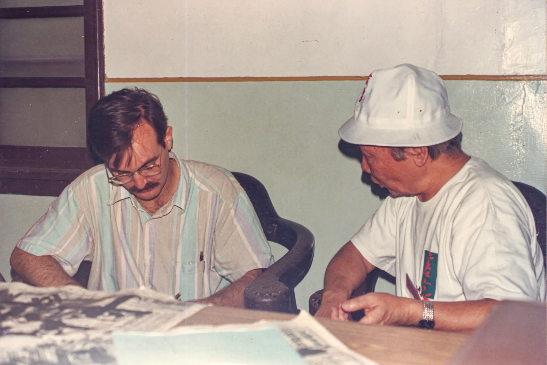 鍾肇政（右）與美國維吉尼亞州立大學人類學者馬治傑（左）討論客家運動。1991，新埔義民廟，楊國鑫攝