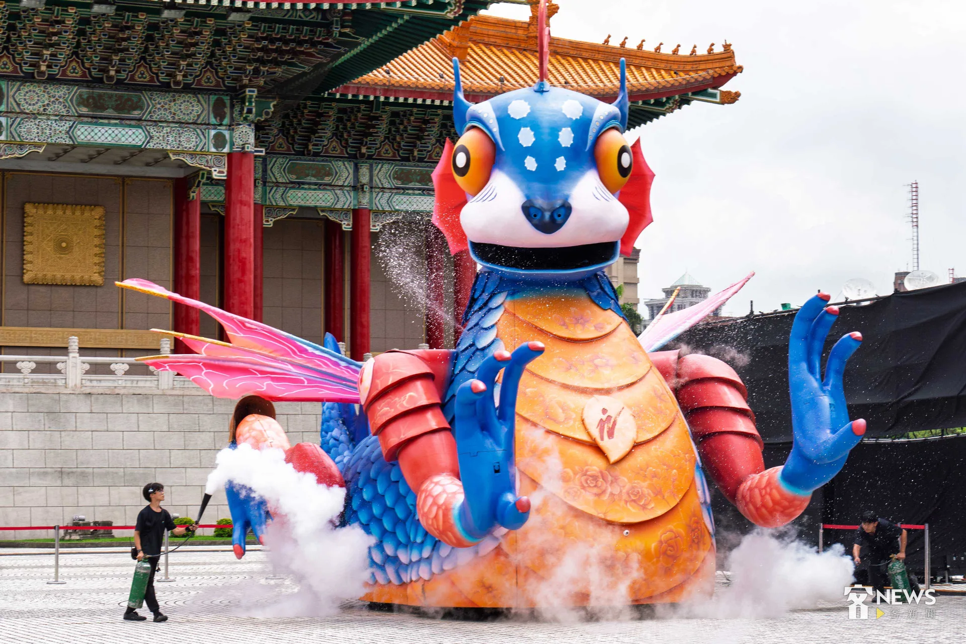 親子劇《燈怪》主角「燈燈國王」高達8公尺，演出過程將有聲光煙霧特效。李台源攝（資料照）