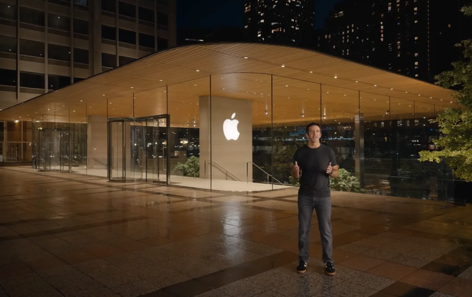 特納斯John Ternus在去年的蘋果發表會解說蘋果產品。翻攝蘋果官網