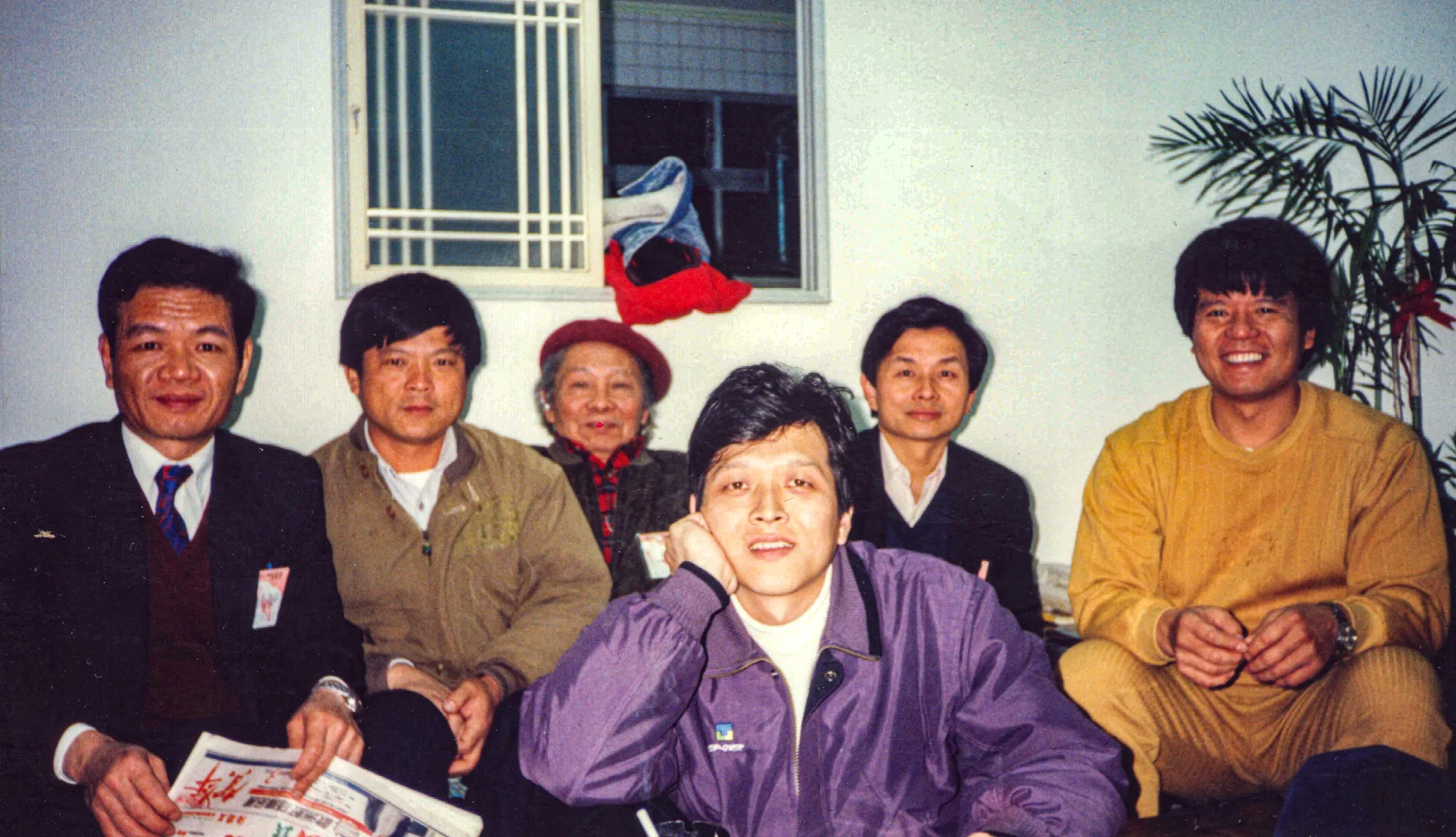 台灣客協辦的客家文化生活營是一個以研究為導向的營隊，由劉還月策畫，開幕後我們去拜訪花蓮鄉親，鍾肇政（左三）、梁榮茂（左一）、花蓮鄉親廖有文（左二）、羅肇錦（右二）、我沒有椅子坐只好蹲在前面。1993，花蓮，楊國鑫提供