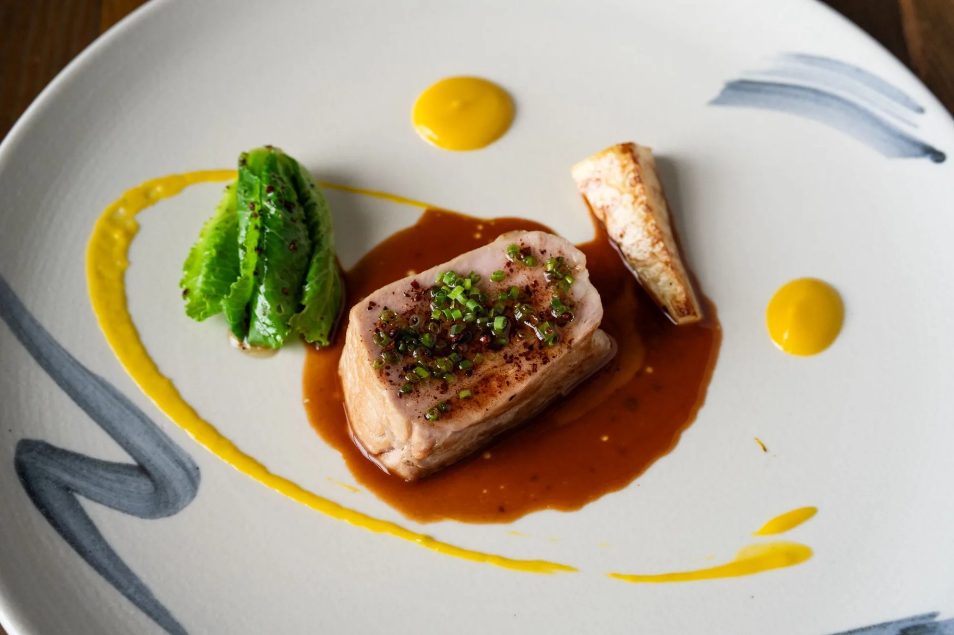 肉類主菜「Viande de Terre 黑鑽狂想」六堆黑豬佐香料可可醬汁。屏東縣政府提供