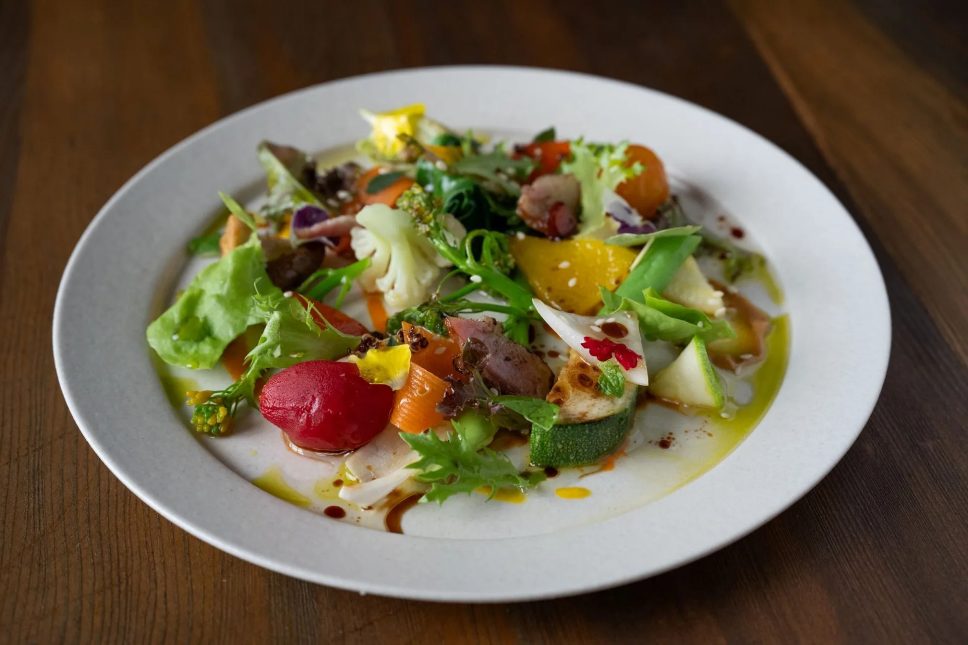 熱前菜「Hors d’œuvre Chaud 大地織錦」夏季多彩蔬菜香草沙拉配客家鹹豬肉。屏東縣政府提供