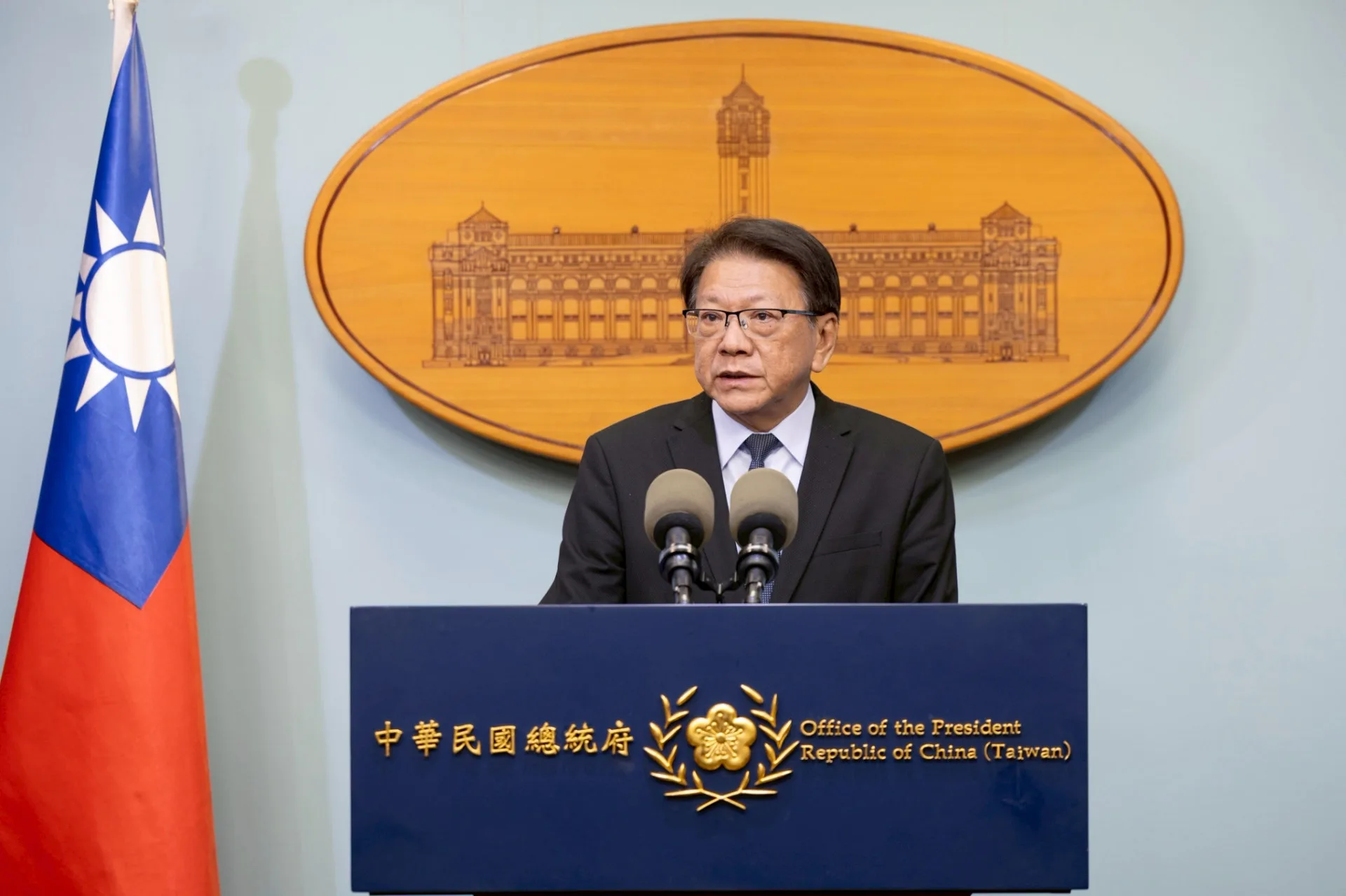 總統府秘書長潘孟安昨日傍晚親上火線說明總統賴清德出訪行程因中國打壓而喊卡。總統府提供