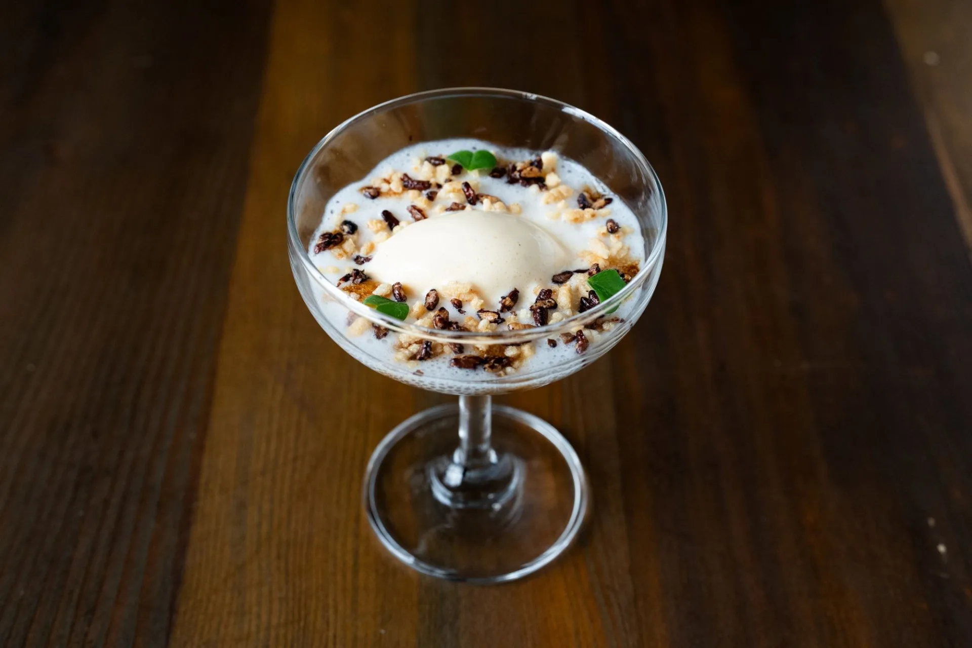 甜點「Dessert de Riz 稻禾餘韻」有春米台南11號米冰淇淋配琥珀酒釀與脆米香。屏東縣政府提供