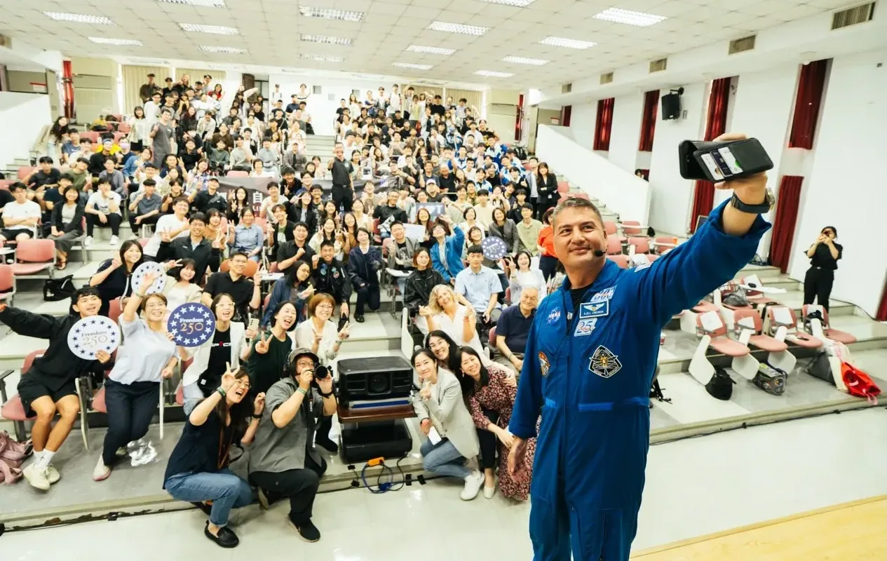 林琪兒今天到中央大學向250名師生分享在太空任務的點滴。AIT提供