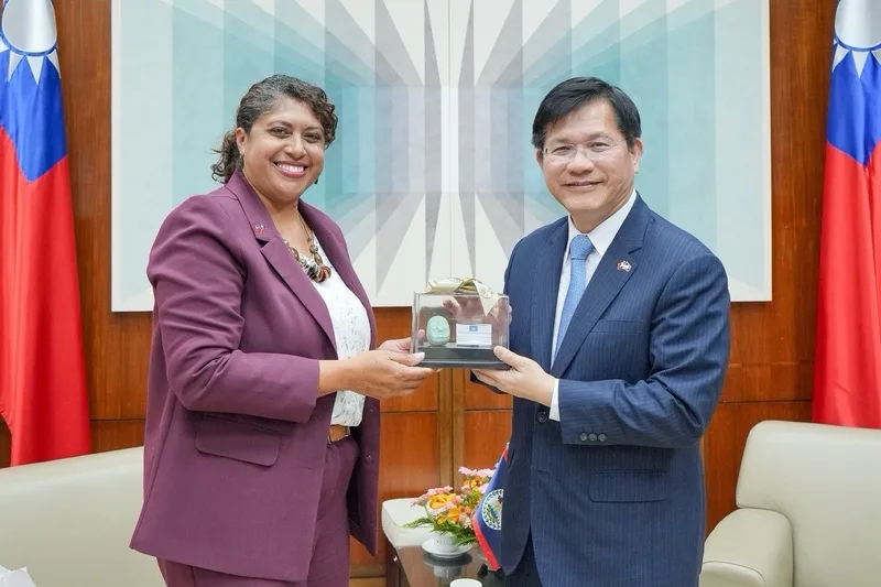 外交部呼籲國際社會正視中國長期以經濟脅迫干預他國決策的行徑。圖為外交部長林佳龍（右）16日接見邦交國貝里斯教育部次長馬希雅（左）。外交部提供