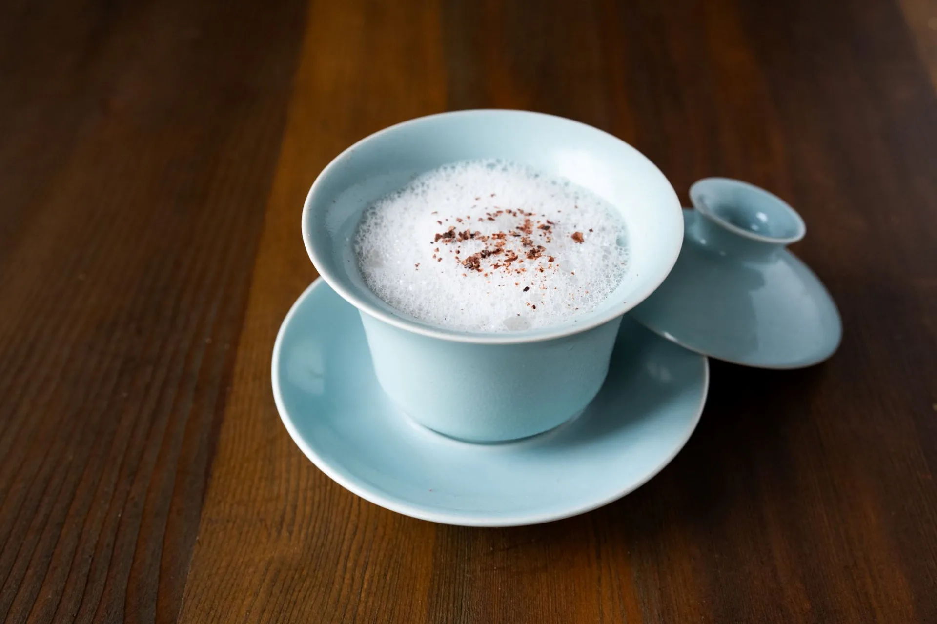 飲品「Mignardises et Boisson 屏東脈動」精品可可豆茶卡布奇諾配芝麻奶泡。屏東縣政府提供