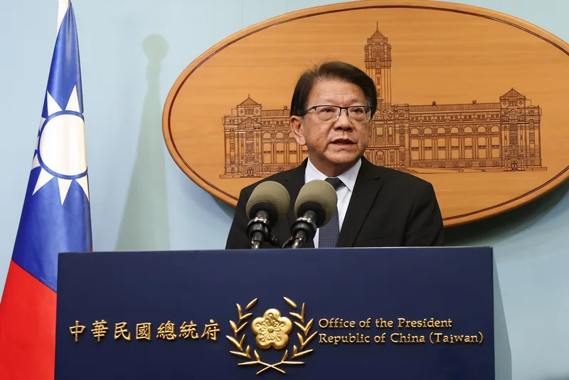 總統府21日晚間召開記者會，秘書長潘孟安（圖）說明，總統賴清德出訪非洲友邦史瓦帝尼行程，由於專機航程途經部分國家臨時取消飛航許可，這趟行程將暫緩。中央社