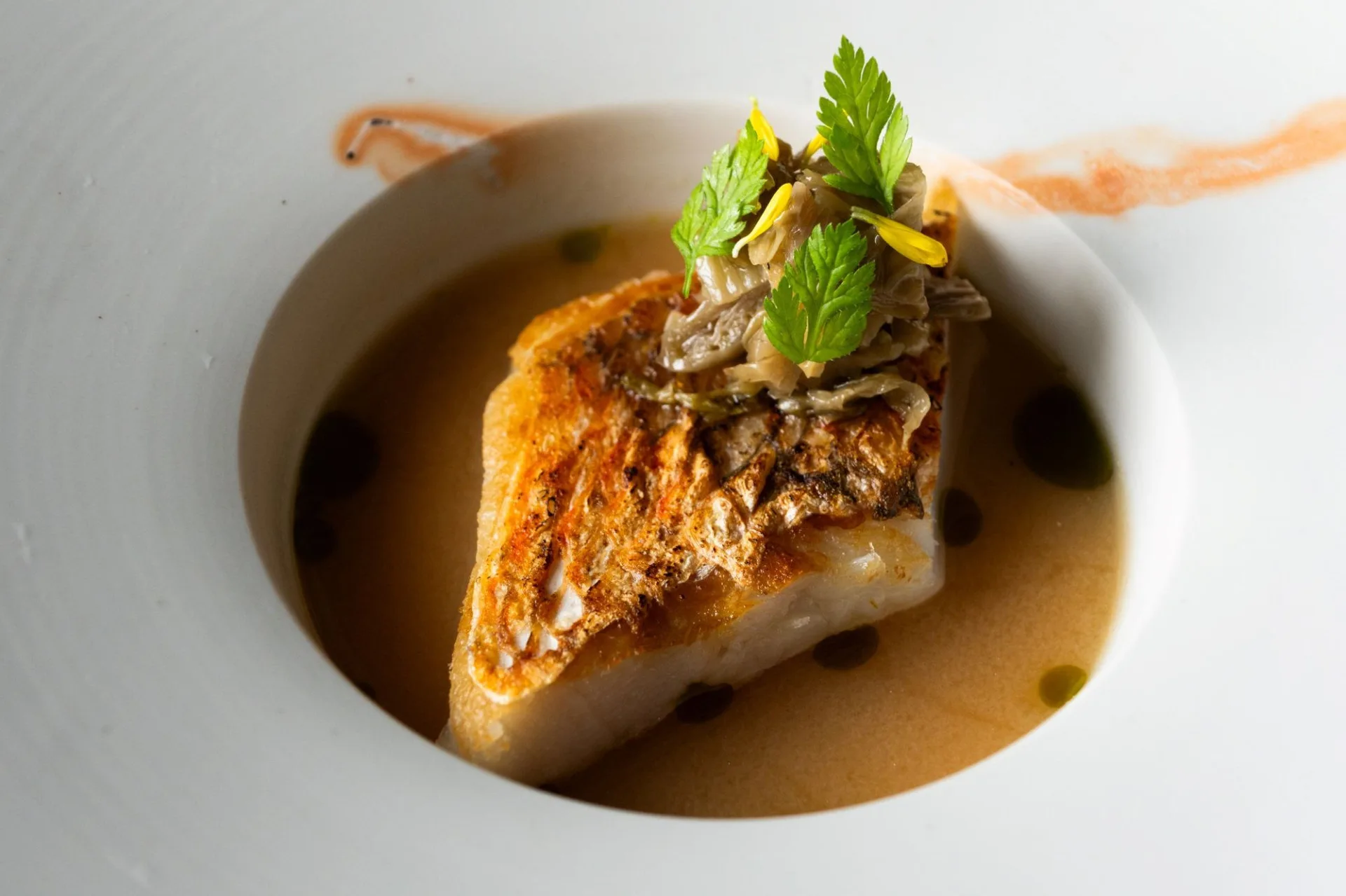 海鮮主菜「Poisson de Mer 熟成之美」港口旬魚佐酸菜梅乾金黃澄清湯。屏東縣政府提供