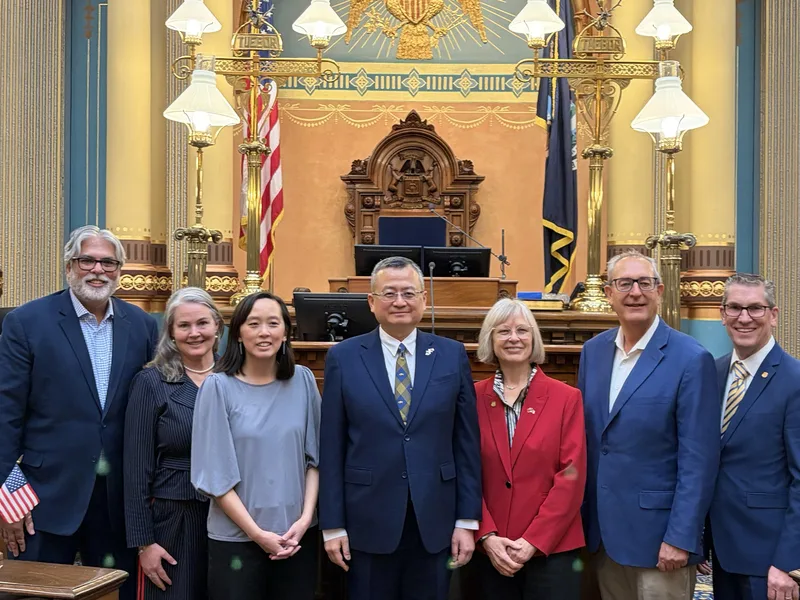 密西根州參院多數黨領袖辛赫（左起）、州參議員辛克、友台連線創始共同主席張理、駐芝加哥辦事處長類延峰、州參議員拜爾及維克多利等見證友台決議通過。駐芝加哥辦事處提供