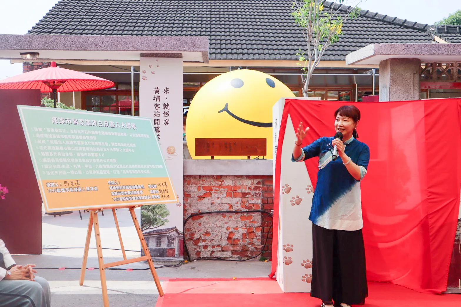 高雄市客委會主委楊瑞霞介紹黃埔客站由來與客家八大政見。高雄市客委會提供