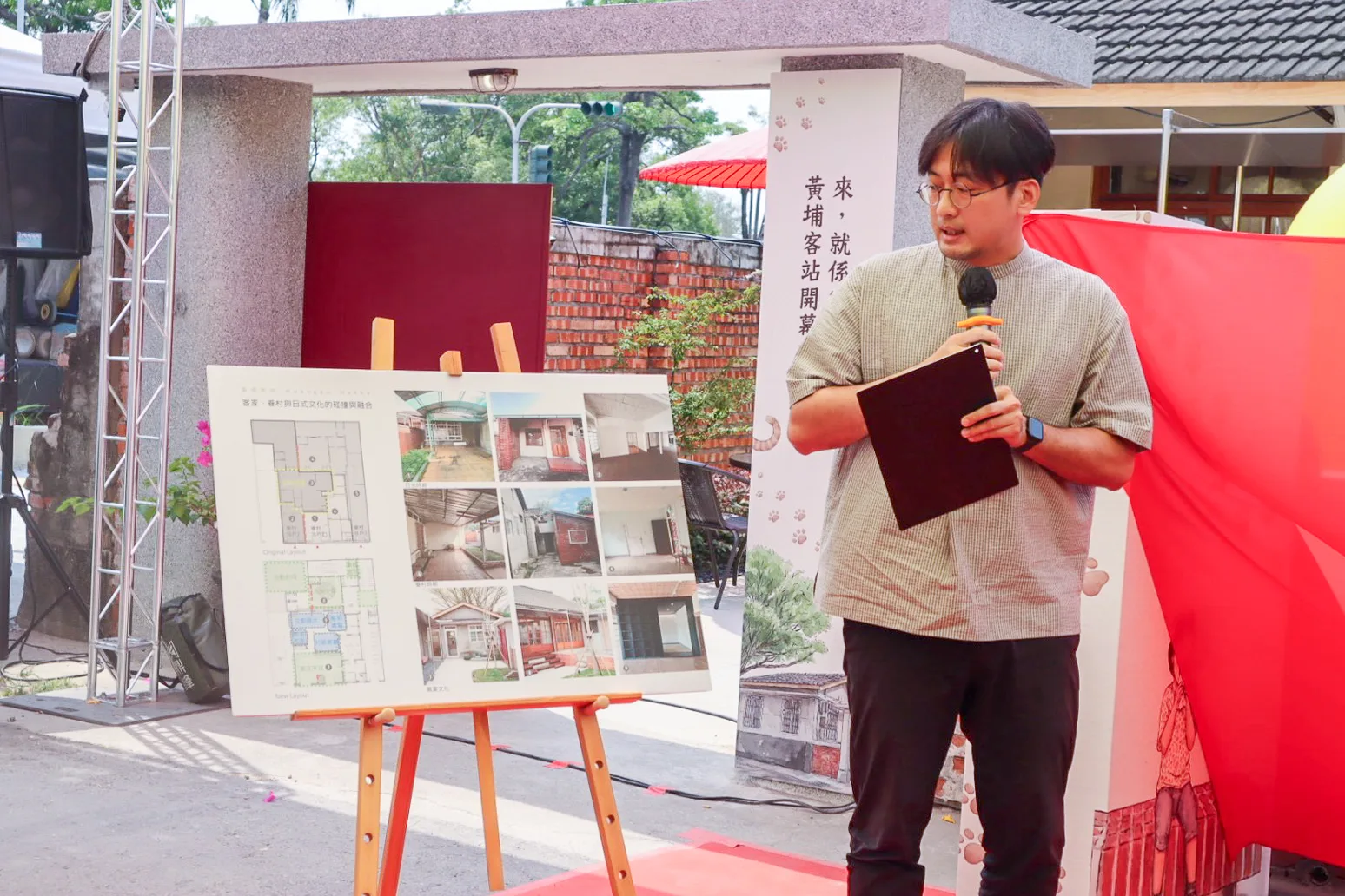 建築師施舜文介紹黃埔客站設計理念。高雄市客委會提供