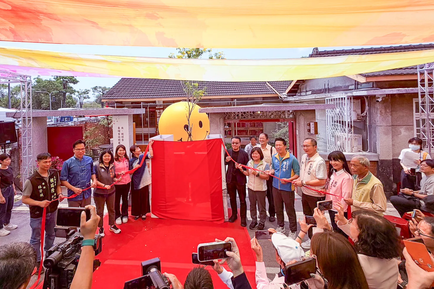 高雄鳳山黃埔客站啟用儀式貴賓大合照。高雄市客委會提供