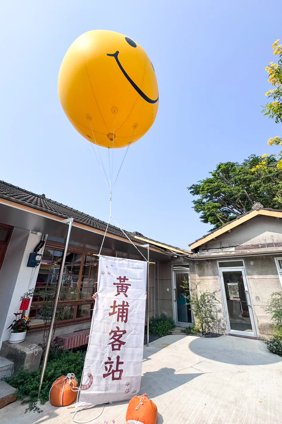 黃埔客站象徵啟用的氣球正是升空。高雄市客委會提供