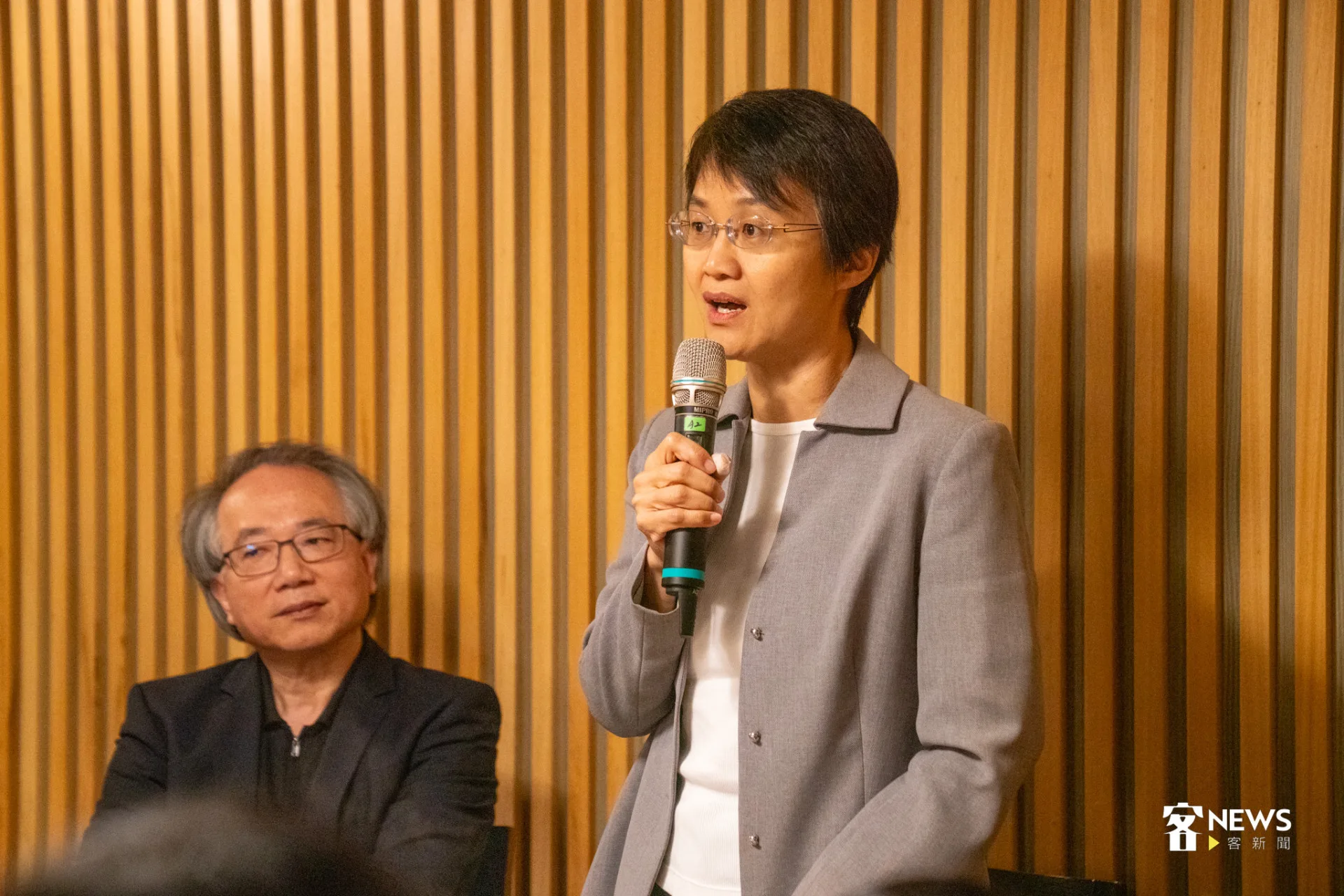 客家委員會主委古秀妃（右）說，歷經3任主委才誕生這張專輯，可見音樂創作的不易。李宥妍攝