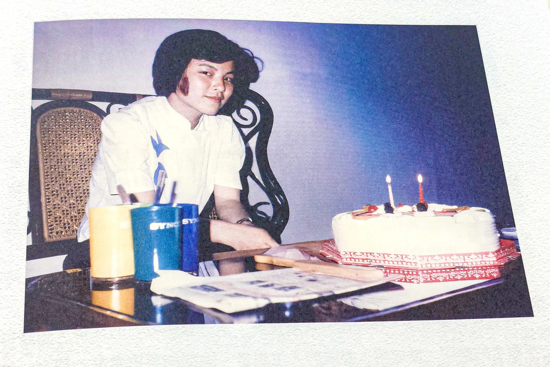 羅麗芬右臉有一處明顯胎記，這個胎記是他投入美容產業的動力。翻攝自《6666羅麗芬傳奇》