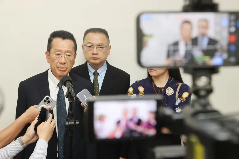 立法院朝野黨團協商，23日下午研商「強化防衛韌性及不對稱戰力計畫採購特別條例草案」等案，國防部長顧立雄（左）出席並受訪，回應高德地圖爭議。中央社