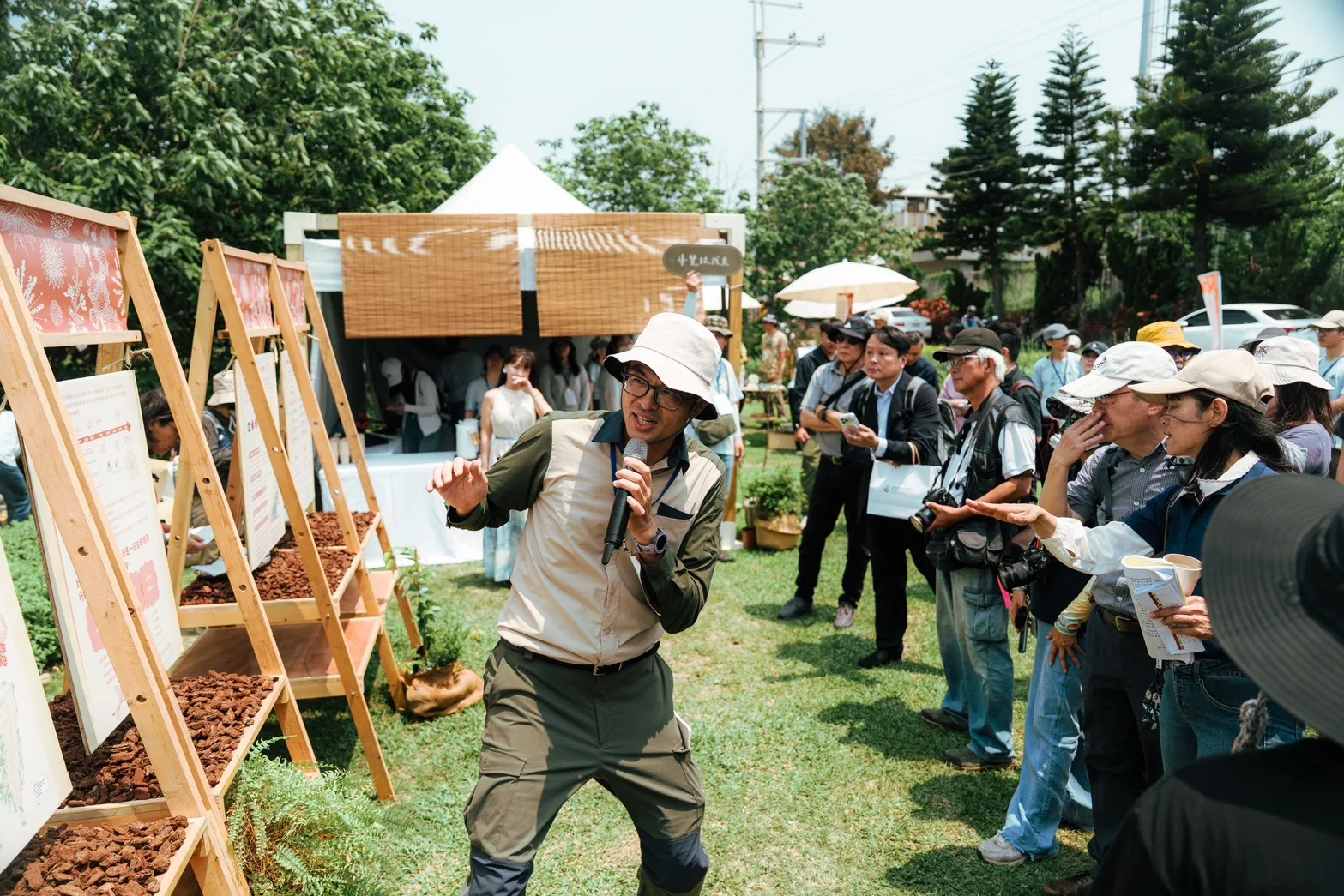林業試驗所助理研究員陳建帆導覽竹苗淺山受脅植物異地復育成果。新竹分署提供