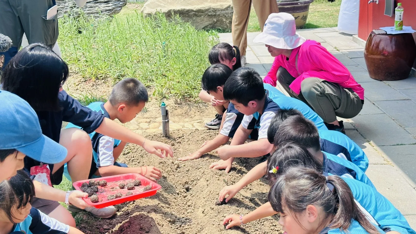 小朋友播下受脅植物種子球，象徵播下希望。新竹分署提供