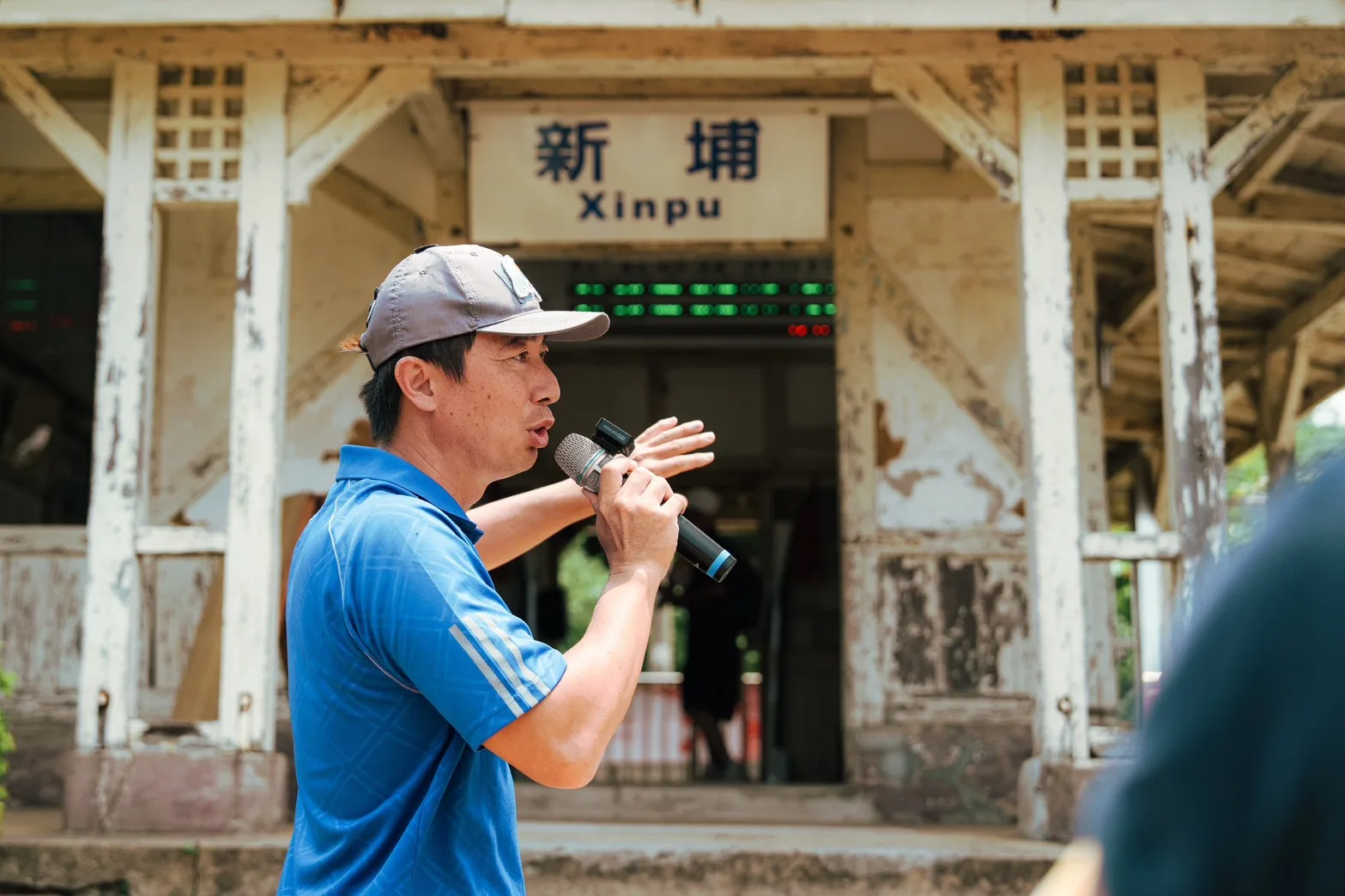 苗栗縣通霄鎮新埔社區發展協會總幹事陳柏源先生帶領參與者走訪新埔車站。新竹分署提供