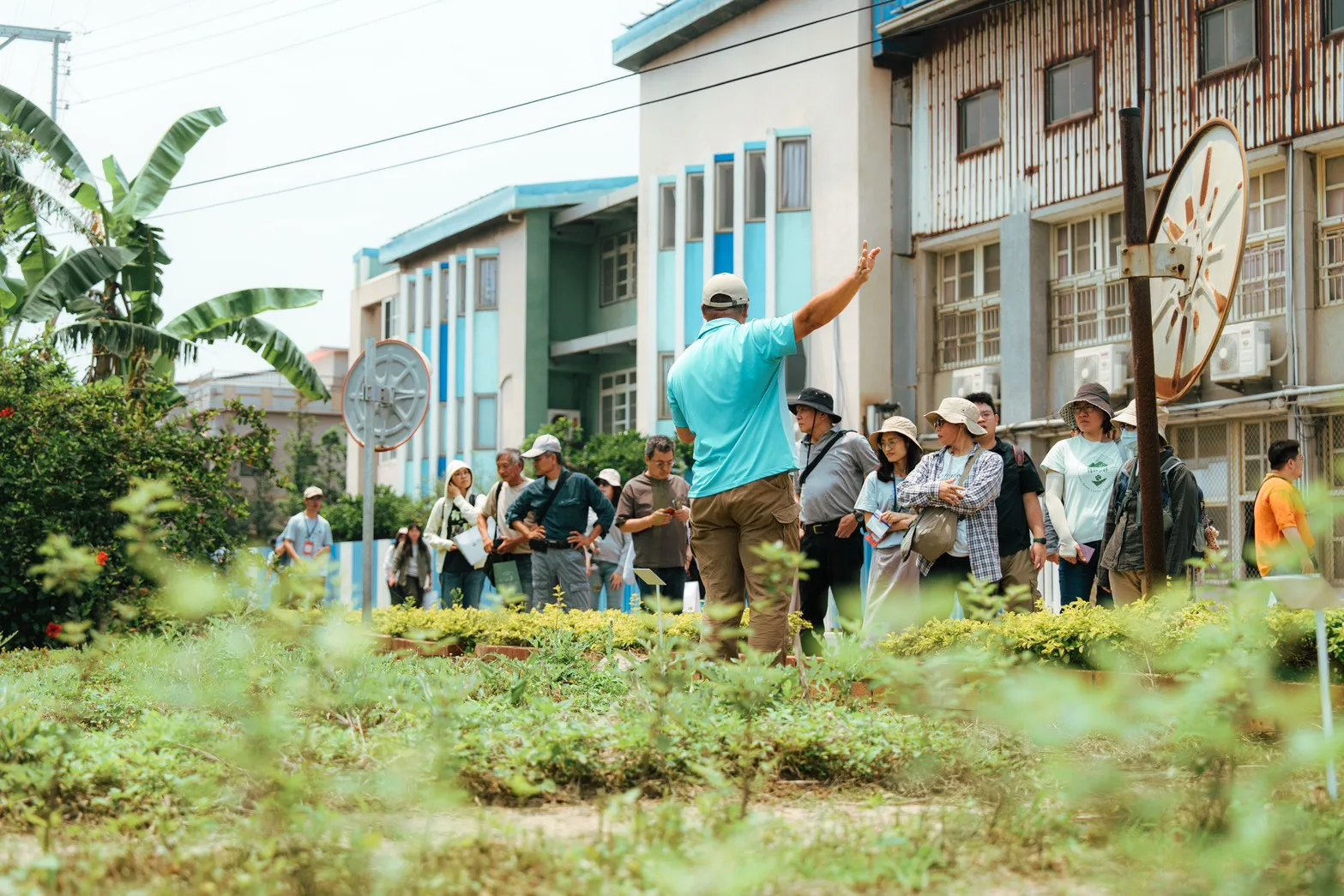 新埔國小劉國政主任導覽植物小旅行。新竹分署提供