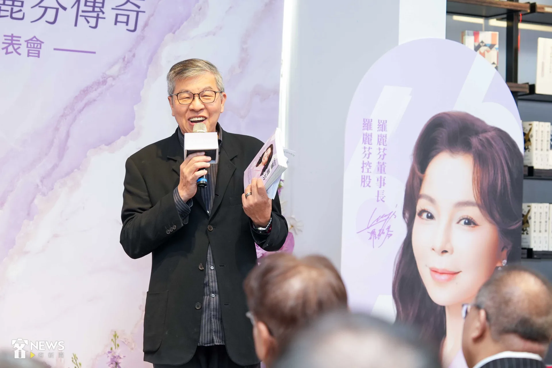 時報出版社董事長趙政岷為羅麗芬新書站台。李台源攝