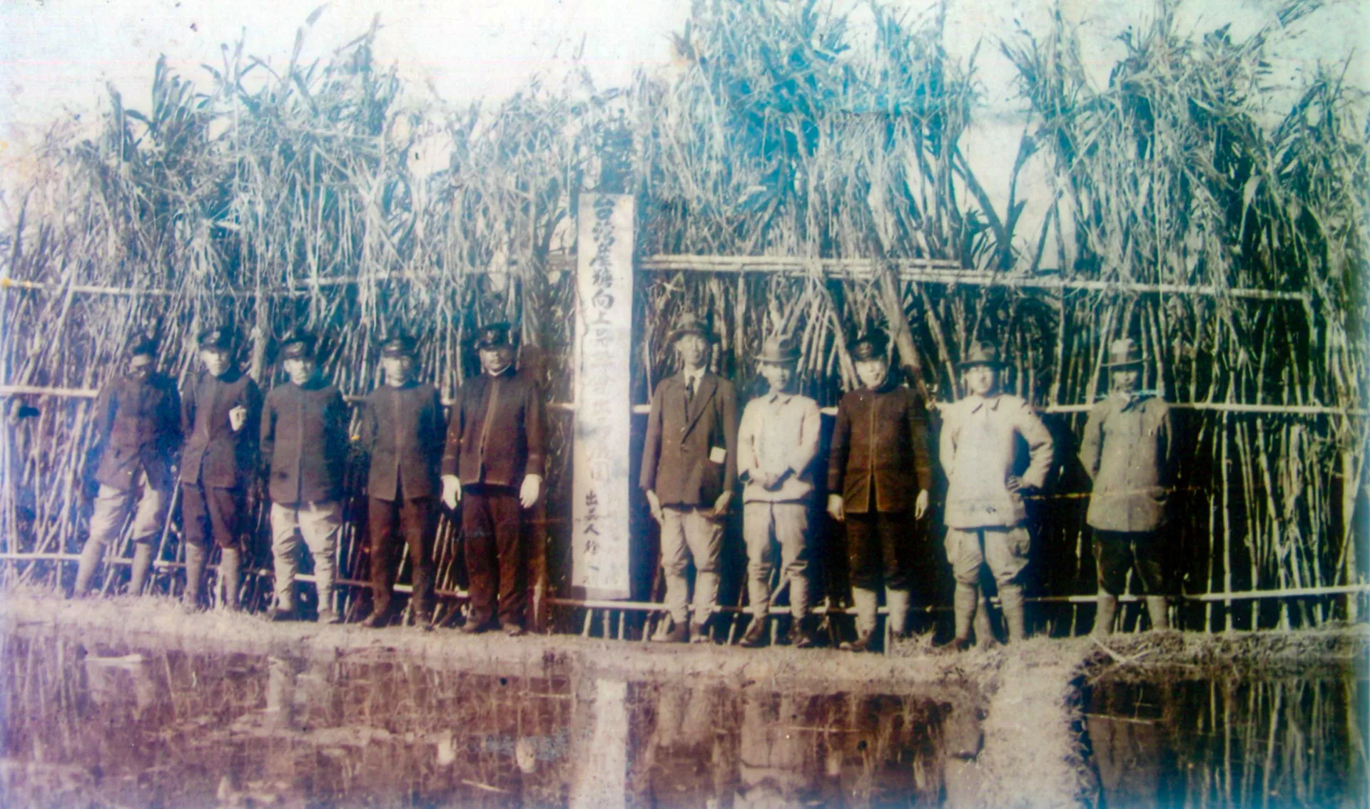 徐定標（右五）日治時期擔任公館庄長、新竹州協議會會員，積極推動甘蔗契作，公館曾是甘蔗製糖供應基地。孫鳳招提供